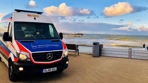 ASB-Wünschewagen auf einer Strandpromenade